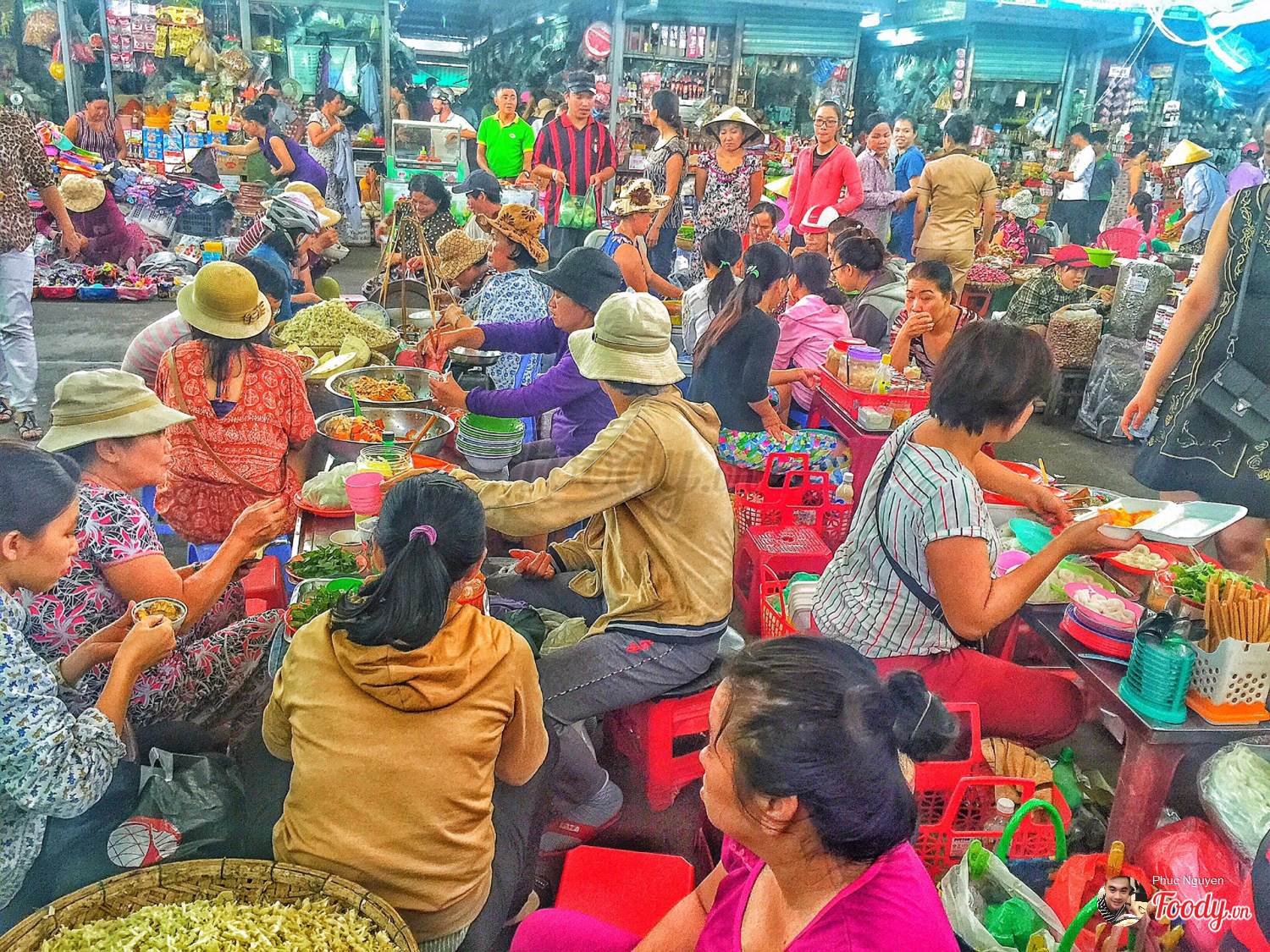 Travelers exploring a local market and discovering fresh ingredients in Da Nang