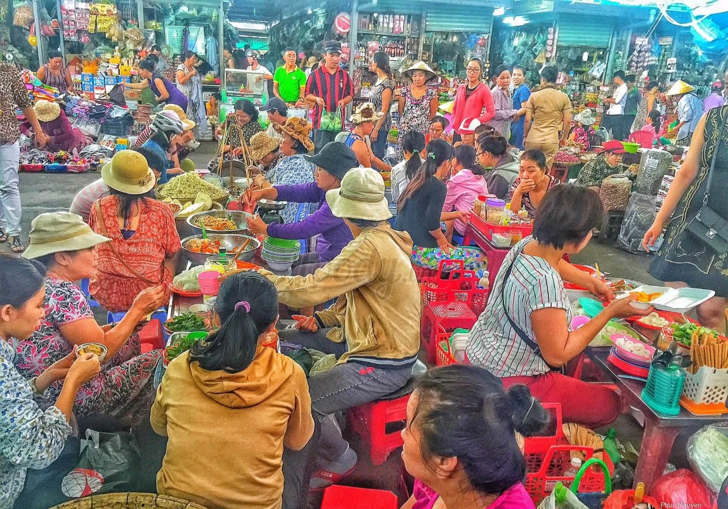 Travelers exploring a local market and discovering fresh ingredients in Da Nang