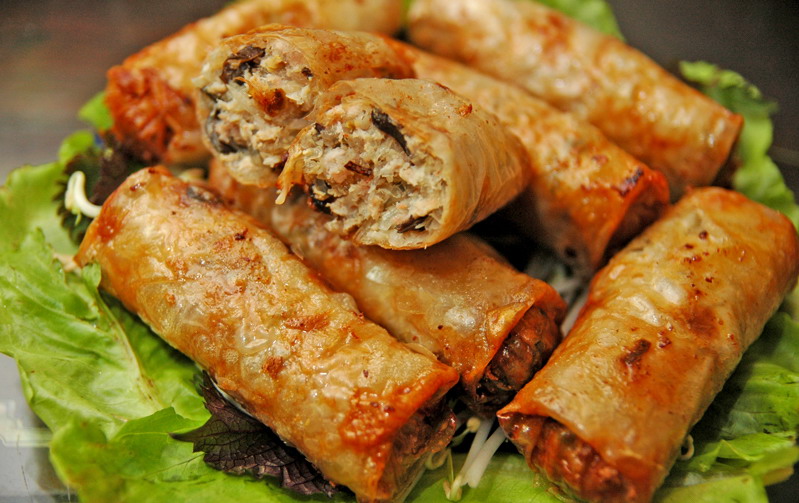 Guests preparing vegan Vietnamese dishes during a Da Nang cooking class