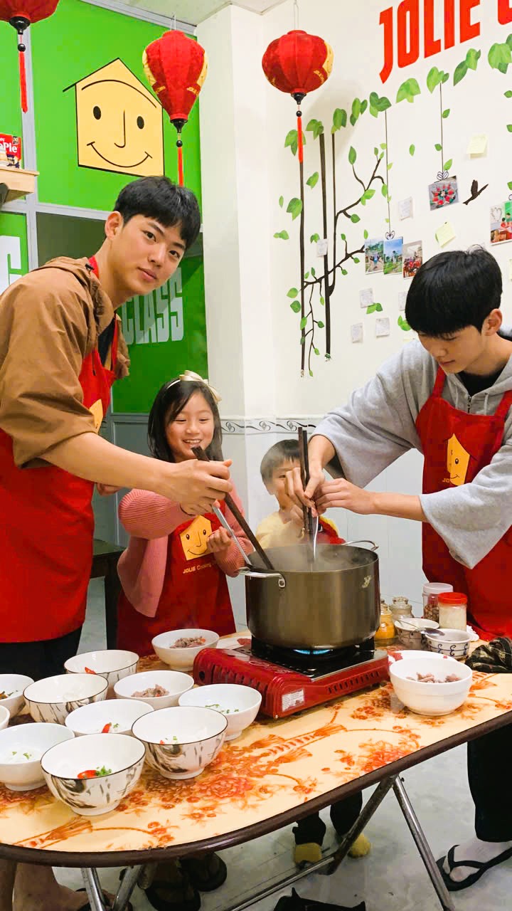 Guests learning authentic Vietnamese cooking in Da Nang