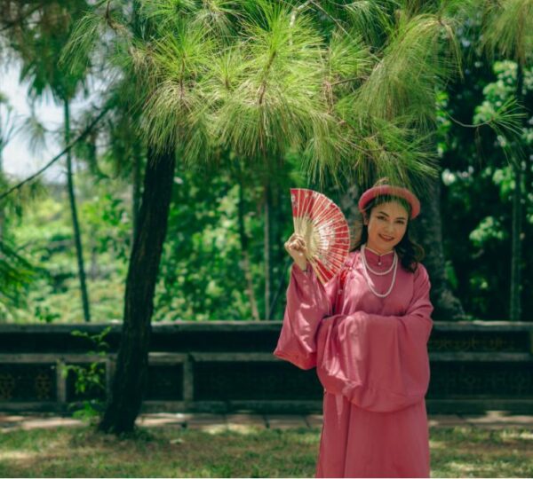 Traditional Hue folk song performance