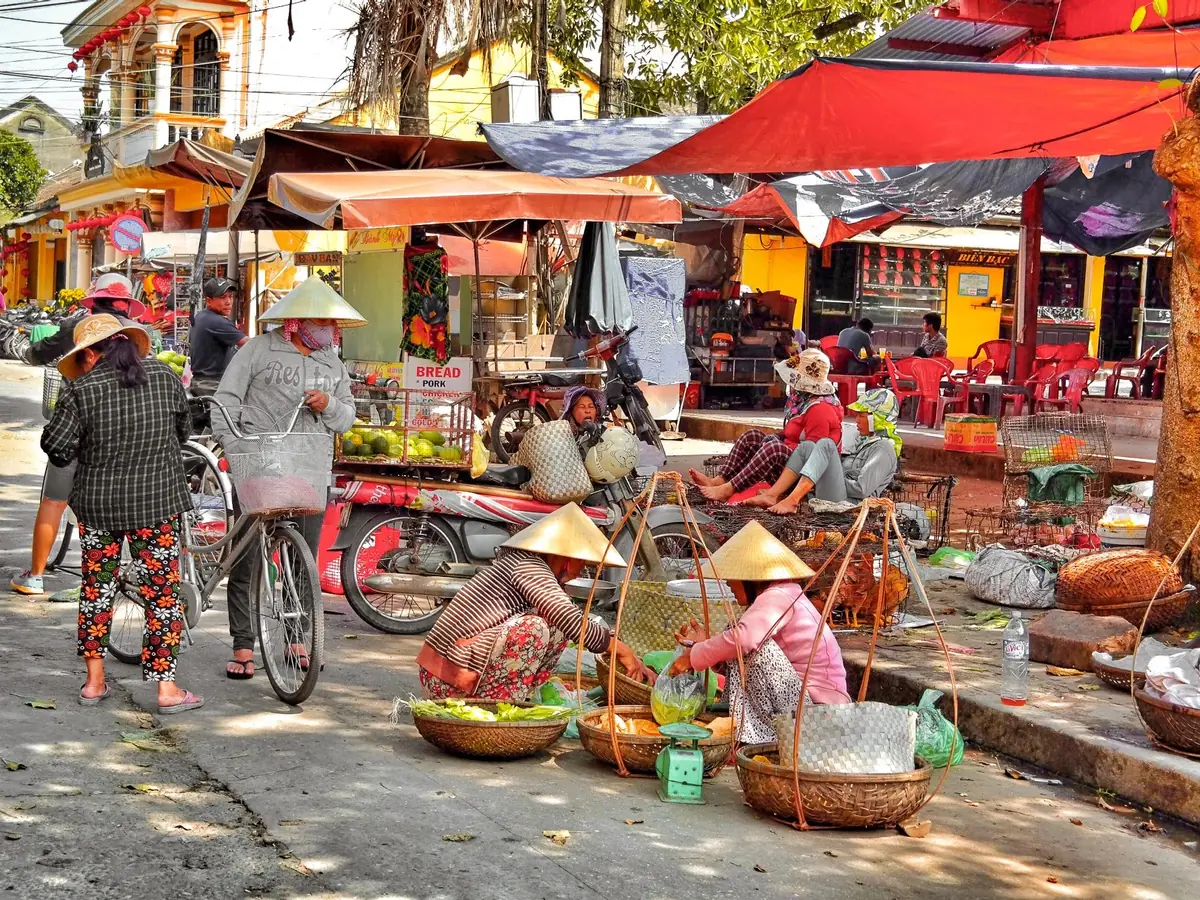 Hoi An Food Tour - street food stalls in the ancient town at dusk